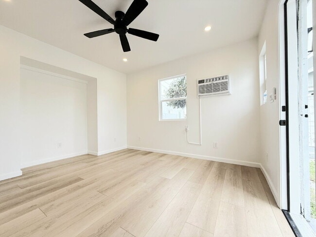 Photo - 1163 1/2 East 70th Street