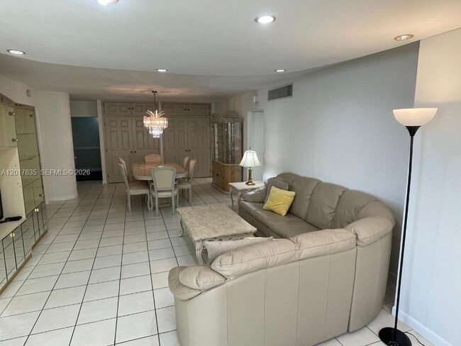 Photo - 5005 Collins Ave Unit 424