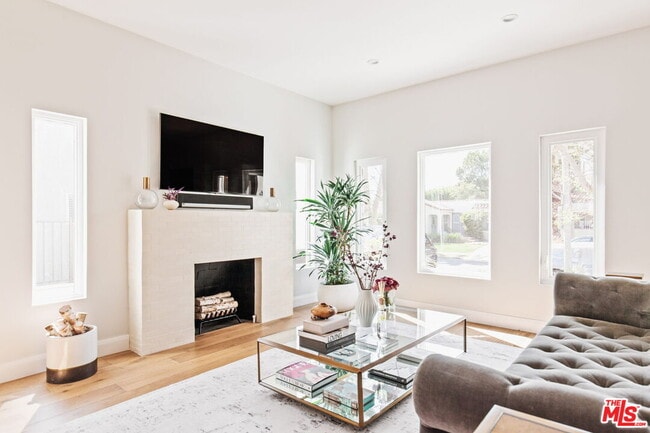 Photo - 746 N Mansfield Ave