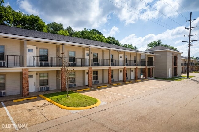 Building Photo - 3801 Halsey St Unit Apt 215