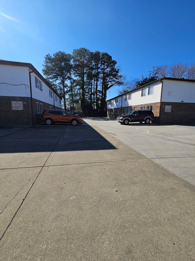 Building Photo - Cute One Bedroom in Norview Heights Unit Apt H