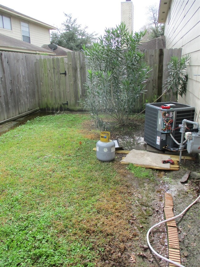 Building Photo - 10834 Sugar Hill Dr Unit B