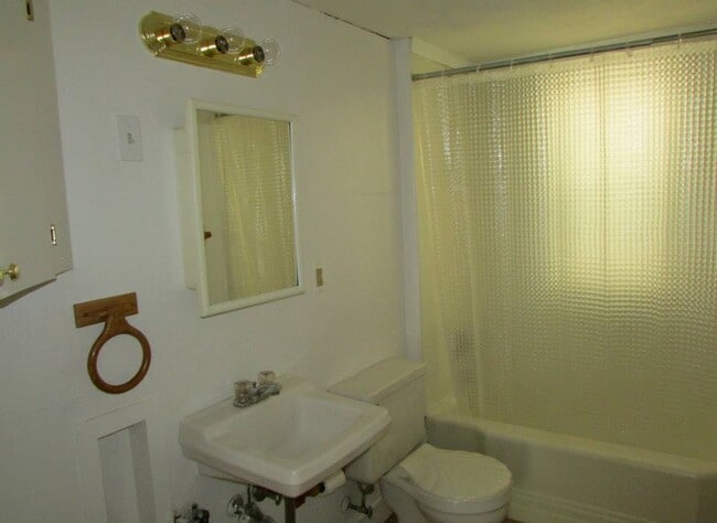 6 Newtonville Ave Unit 2nd floor apartment