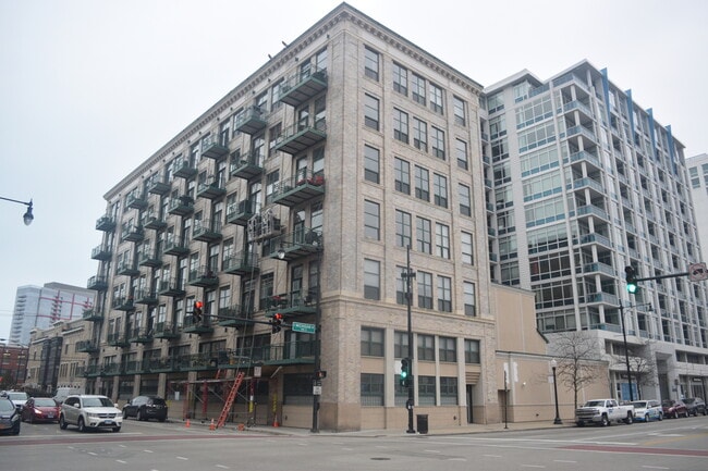 Photo - 1801 S Michigan Ave Townhome
