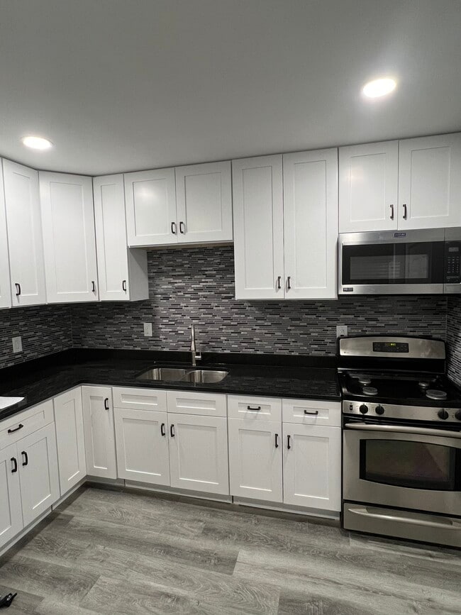 Kitchen - 3240 W Polk St Unit 1