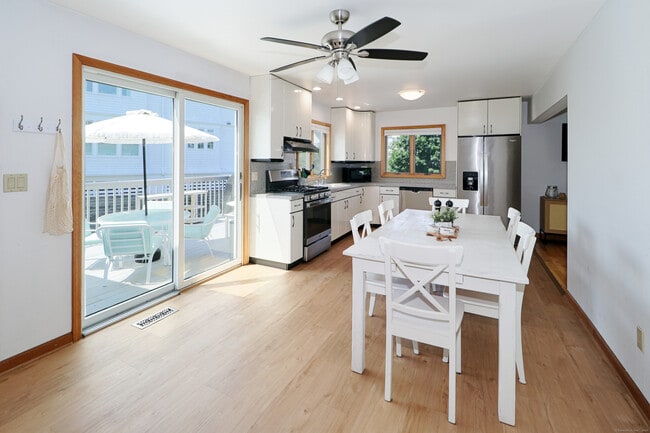 Photo - 560 Fairfield Beach Rd