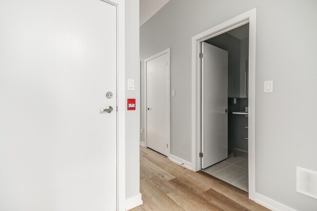 Photo - 453 Dundas St W Unit 3