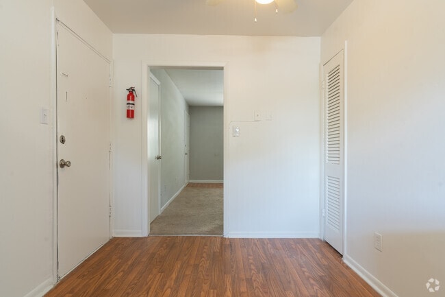 1BR, 1BA - 700SF - Dining Area