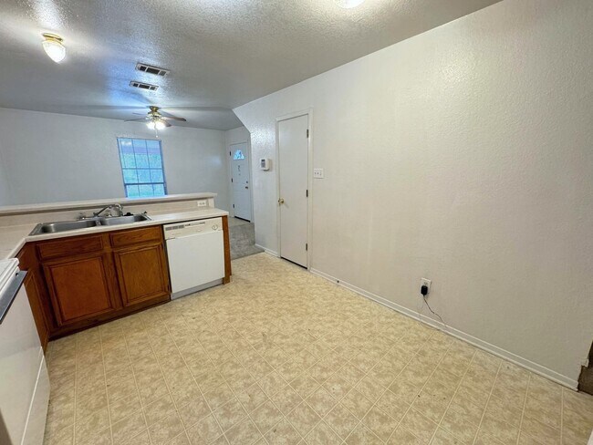 Photo - 1100 Leslie Cir Unidad Apt A