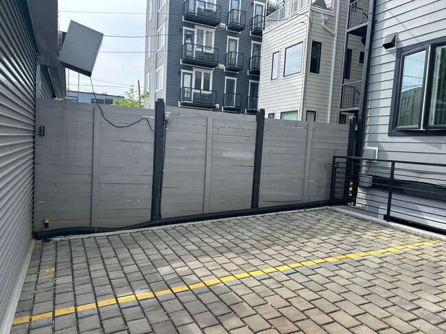 Building Photo - 818 Kennedy St NW Unit 9