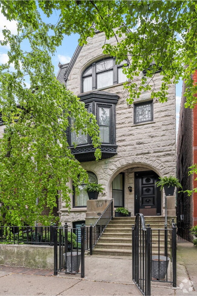 Building Photo - 617 W Fullerton Pkwy Unit 1 Rental