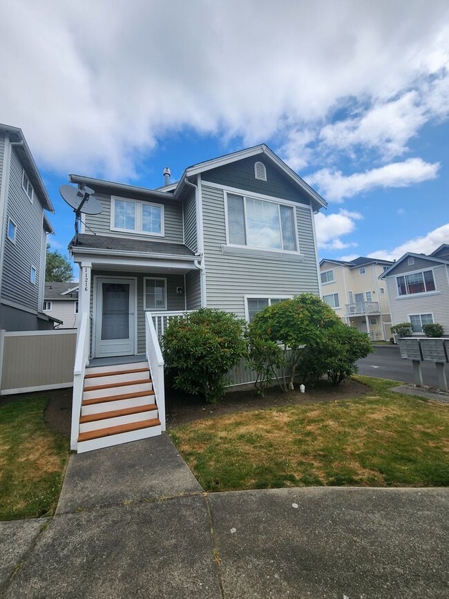 * Move-in Special * $500 OFF first month! - * Move-in Special * $500 OFF first month! House