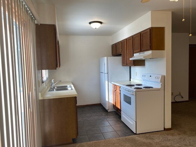 kitchen - 836 Bridgewater Ave Unit 8
