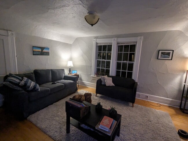 Building Photo - 2247A N. Summit Ave Unit Upper