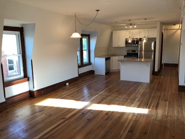 Building Photo - 141 W Broad St Rental