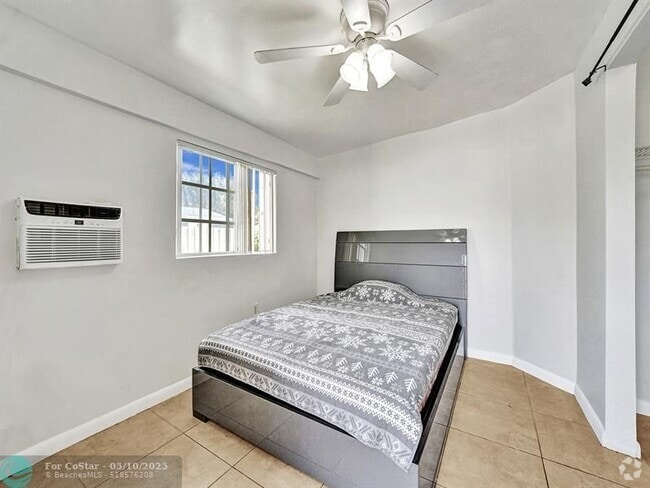 Building Photo - 2640 NE 10th Ave Rental