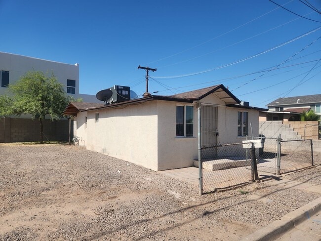 Building Photo - Downtown 3 bedroom