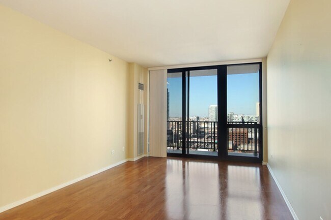 Photo - West Loop Beautiful 1b unit