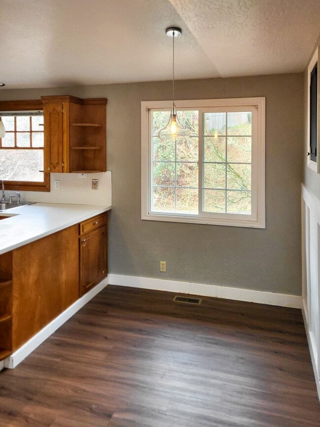 Photo - 970 Cascade Dr NW