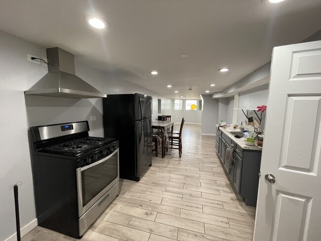Building Photo - 2254 S Albany Ave Unit Basement Rental