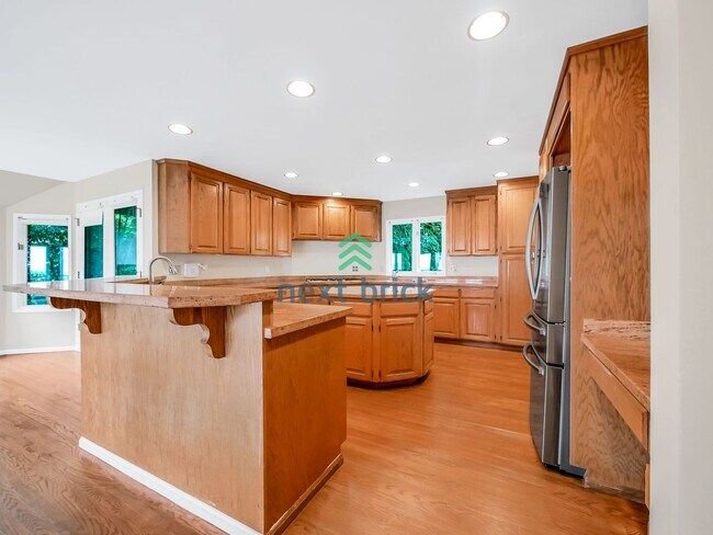 Photo - Stunning 5 Bedroom 3 Bathroom for Rent!