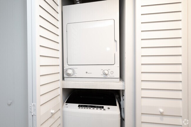 1BR, 1BA - 720 SF