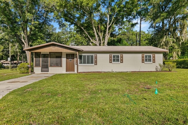 Building Photo - Beautifully Renovated 3 Bedroom 1 Bath Home on Large Corner Lot