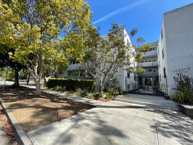 Building Photo - 901 10th St Unit 202