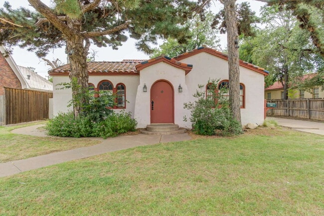 Photo - Charming Tuscany Villa block away from TTU