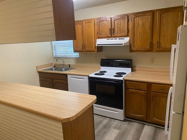 Building Photo - * MOVE IN SPECIAL * 1/2 OFF 2ND MONTH'S RENT!! Location, location, location! 875 SF Unit- 1 bd/ 1...