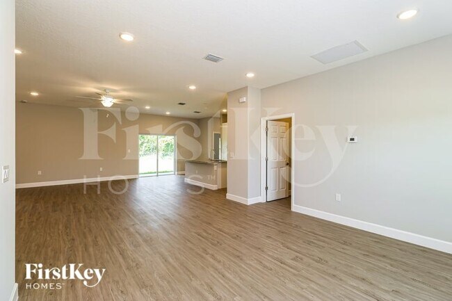 Photo - 525 Garbelmann St