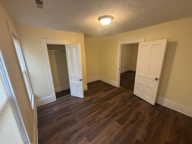 1978 W 93rd St Unidad 1978 W 93rd St - Upper Unit