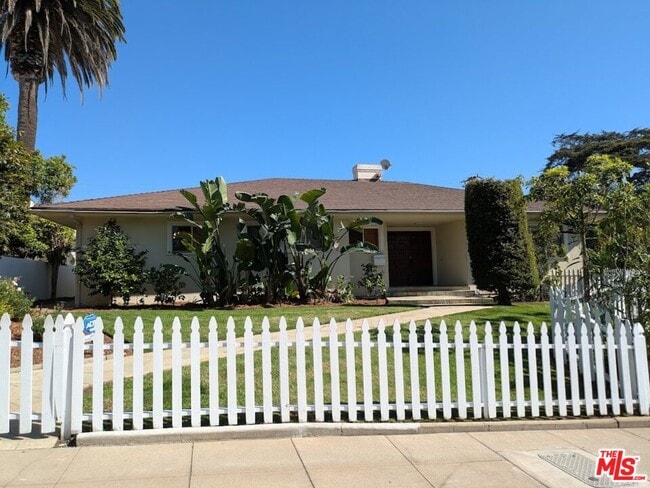 Photo - 702 Adelaide Pl
