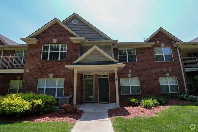 Building Photo - Spacious 2 Bed / 2 Bath Top-Floor Condo – ...