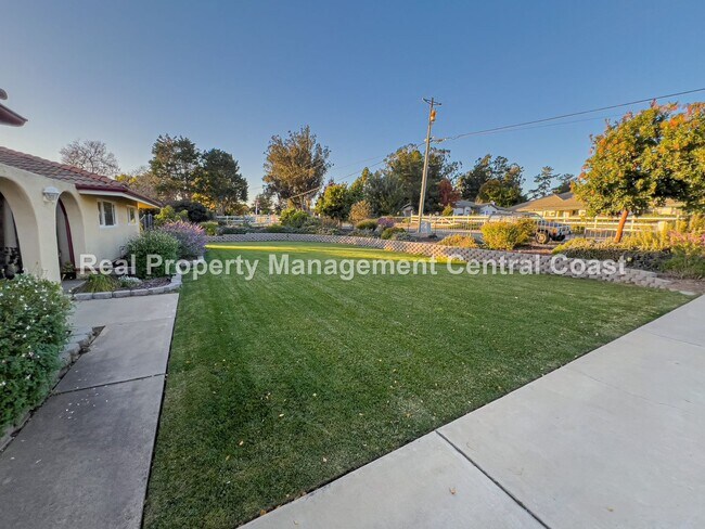 Photo - 245 N Las Flores Dr Unidad 245 Las Flores Drive