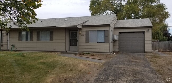 Building Photo - 1233/1235 Pershing Unit 1233 Pershing Rental