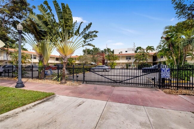 Building Photo - 345 Michigan Ave Unit 34