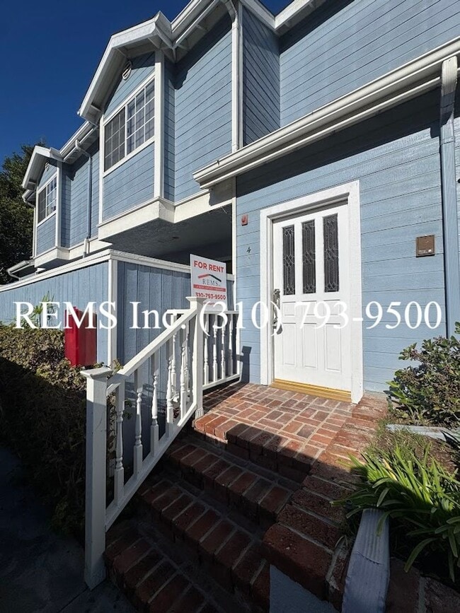 Photo - Spacious Townhome with Garage & Laundry in...