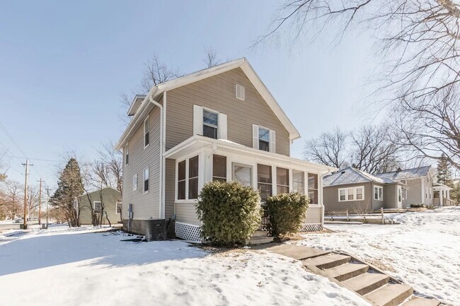 Building Photo - Four Bed Home