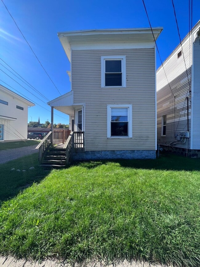 Building Photo - Bright Upper Two Bedroom Unit! Recently Remodeled!