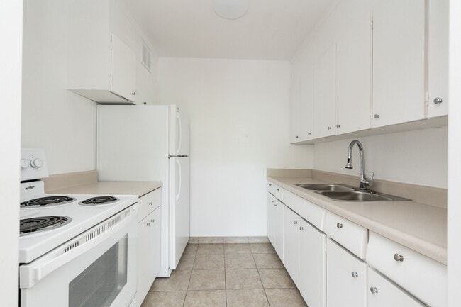 Building Photo - 240 Oriole Pkwy Unit 206