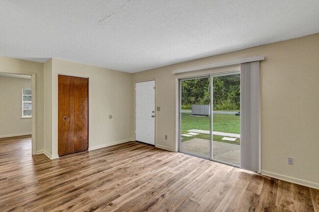 Photo - Charming 2-Bedroom Apartment for Rent – Great Location in Ocala! Deposit-Free Move-In Available!