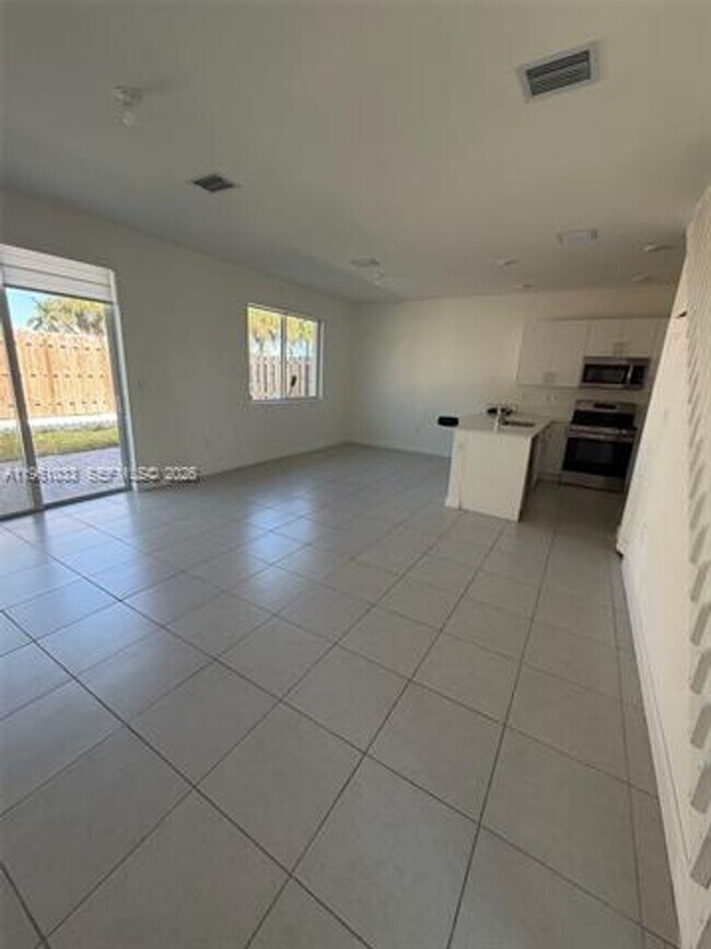 Photo - 679 SE 13th St Cir