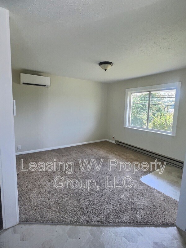 Photo - 2489 Main St