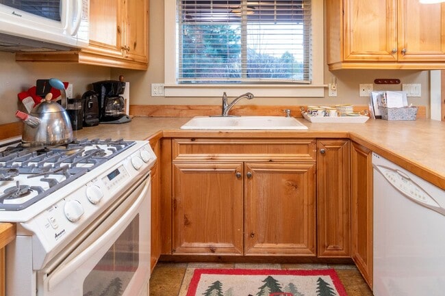 Photo - Beautiful Awbrey Butte ADU cottage w attac...