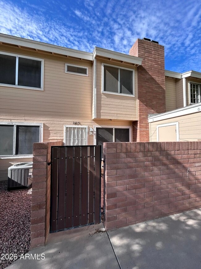 Building Photo - 625 S Westwood