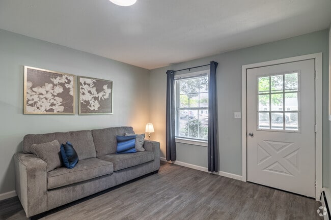 1BR, 1BA - 489SF - Living Room - Evergreen Park of Stow