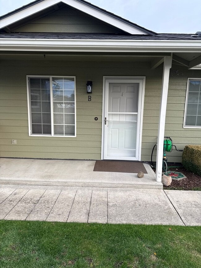 Building Photo - Great 55+ Condo Unit B