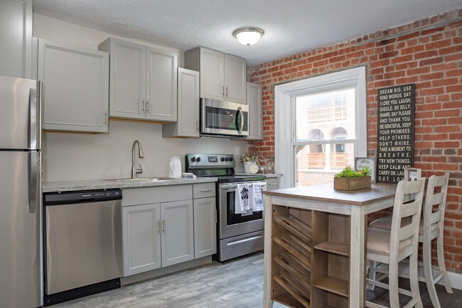 Photo - Courtyard On Maple Apartments-Student Housing