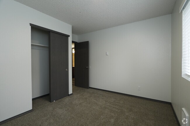 3BR, 1BA - 920SF